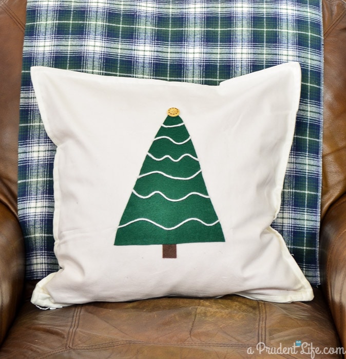https://www.polishedhabitat.com/wp-content/uploads/2014/11/No-Sew-Rustic-Christmas-Pillow-27.jpg